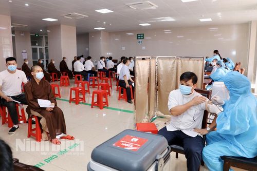 Hơn 120 chức sắc, chức việc các tôn giáo được tiêm mũi 2 vắc xin phòng COVID-19