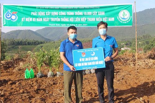 Phát động công trình thanh niên 10.000 cây xanh và tặng quà cho học sinh nghèo