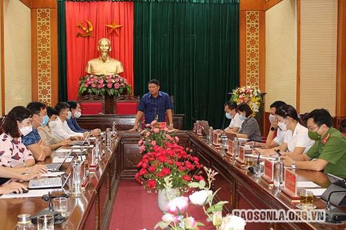 Đồng chí Phó Bí thư Thường trực Tỉnh ủy kiểm tra phòng, chống dịch Covid-19 tại huyện Quỳnh Nhai