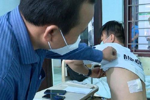 Nữ tiểu thương đâm nhân viên đô thị vì bị lập biên bản lấn chiếm vỉa hè