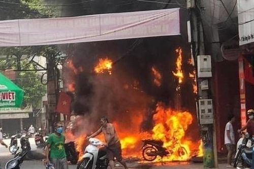 Tạm giam đối tượng ném xăng đốt cửa hàng xe máy
