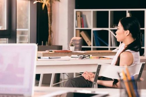Tôi phải bỏ việc ở nhà để trông con học online