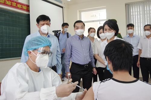 Chủ tịch Hà Nội: Phân luồng người dân từ xa, đảm bảo giãn cách ở điểm tiêm chủng