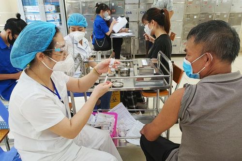 Hà Nội: Các địa phương đẩy mạnh tiêm vắc xin, tiếp tục xử lý nghiêm vi phạm phòng dịch