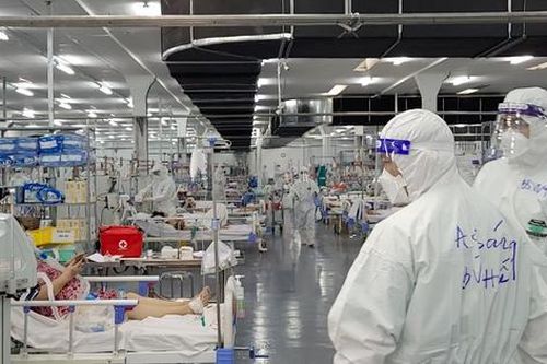 Điều dưỡng ở Trung tâm Hồi sức tích cực: Bón ăn cho bệnh nhân COVID-19 nặng 7 bữa/ngày, tắm gội cũng phải đúng giờ