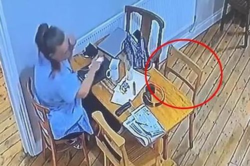 Chiếc ghế tự xê dịch trong một quán ăn ở xứ Wales: Chủ quán lo sợ, dân mạng nói gì?