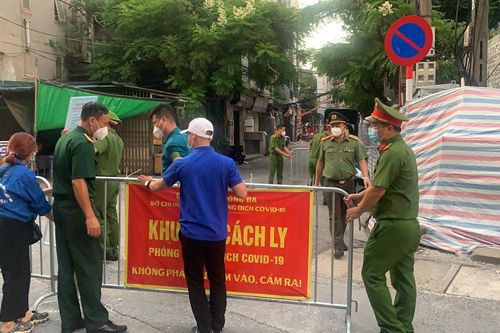 Giây phút tháo barie phong tỏa tại Văn Chương - Văn Miếu sau 21 ngày phong tỏa