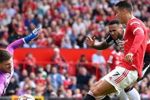Ronaldo lập cú đúp, Man United vươn lên dẫn đầu Ngoại hạng Anh