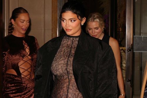 Kylie Jenner mặc gợi cảm khi mang thai lần hai