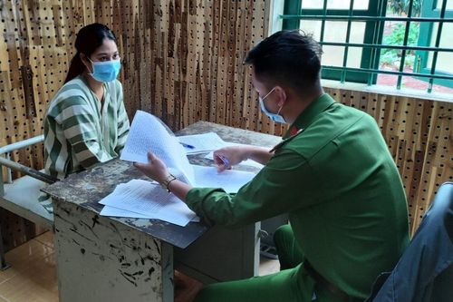Bắt tạm giam người phụ nữ đâm cán bộ quản lý đô thị
