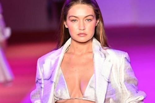 Gigi Hadid diện mốt nội y phối kèm blazer