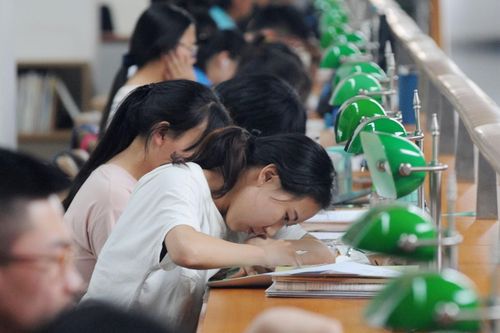 Cha mẹ Trung Quốc chia rẽ khi con bị giảm giờ học tiếng Anh