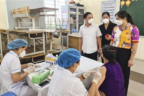 Lãnh đạo huyện Gia Lâm thăm hỏi, động viên lực lượng y tế tỉnh Bắc Ninh hỗ trợ huyện chống dịch