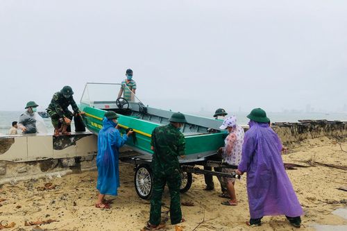 Người dân các tỉnh miền Trung không ra khỏi nhà để bảo đảm an toàn trước bão số 5