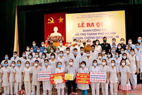 Tỉnh Hòa Bình cử thêm 300 cán bộ y tế hỗ trợ Hà Nội chống dịch