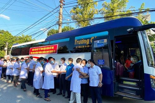 Đoàn y tế tỉnh Điện Biên lên đường hỗ trợ Bình Dương chống dịch