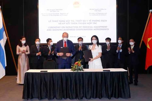 Chủ tịch Quốc hội Vương Đình Huệ dự Lễ trao tặng vật tư, thiết bị y tế phòng dịch và ký kết hợp tác tại Phần Lan