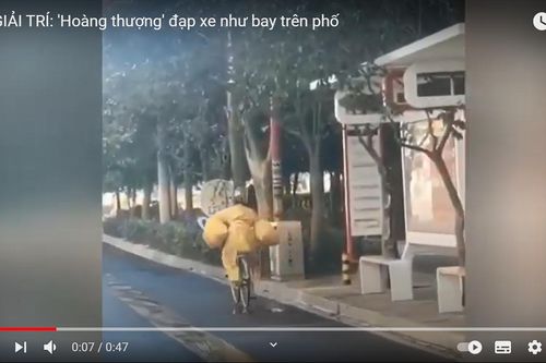 Clip: 'Ngọc hoàng' đạp xe vi hành