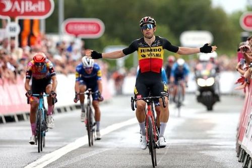 Giành chiến thắng ở chặng 6 nhưng Wout Van Aert vẫn xếp sau Ethan Hayter trên bảng tổng sắp