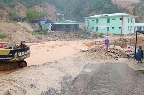 Vận chuyển 14 tấn gạo đến các điểm cất trữ phòng trường hợp bị cô lập nhiều ngày