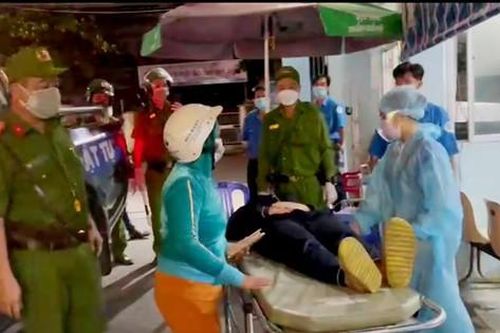 Cảnh sát 113 dùng xe chuyên dụng đưa sản phụ mang thai ngoài tử cung đi cấp cứu