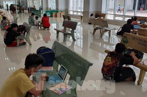 Lớp học online 'dã chiến' thời COVID-19 ở sảnh chung cư TPHCM