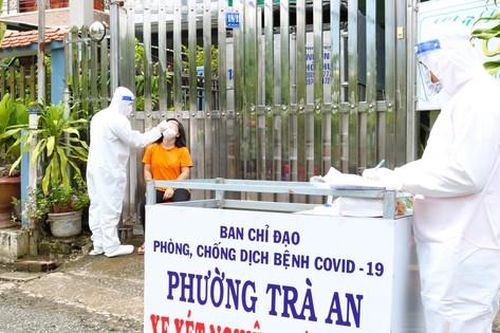 Xe test COVID-19 đến tận cửa nhà, người dân bớt lo lây nhiễm