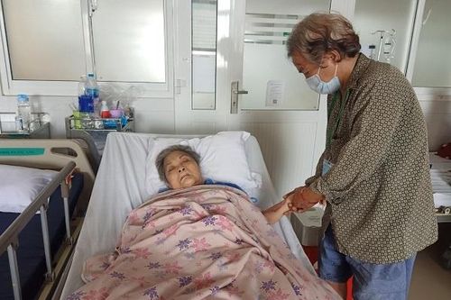 Kiệt quệ do Covid-19, chồng nghèo bất lực ôm vợ chờ cái chết