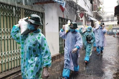 Bộ đội dầm mưa xúc cát, chèn mái tôn giúp người dân 'vùng đỏ' chống bão