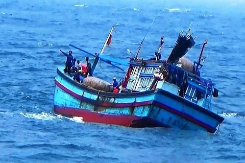 Tàu kéo sà lan gặp nạn khi vào đảo Lý Sơn tránh bão, ứng cứu 13 thuyền viên