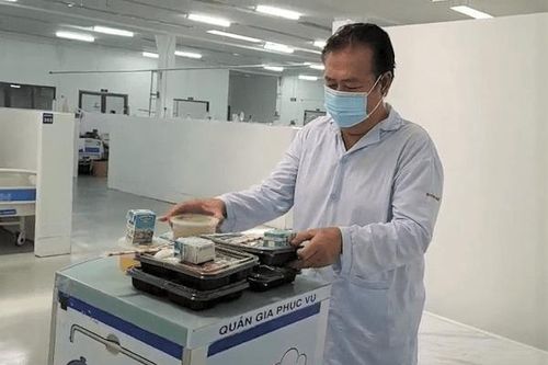 'Người quản gia' phục vụ F0 chẳng khoác đồ bảo hộ