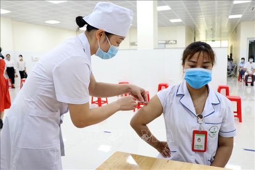 Đà Nẵng tạm dừng tiêm phòng vaccine phòng COVID-19 để tránh bão