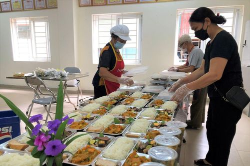 Suất cơm nghĩa tình gửi đến lực lượng tuyến đầu chống dịch