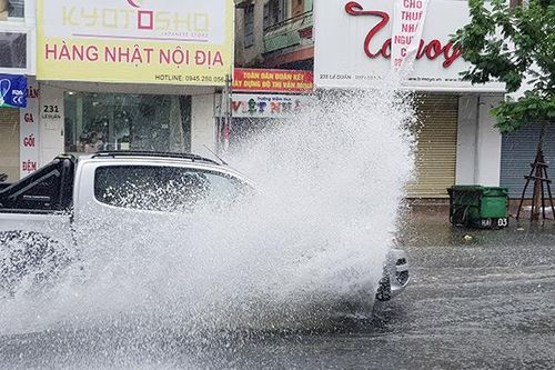 Mưa lớn do bão CONSON gây ngập đường phố Đà Nẵng