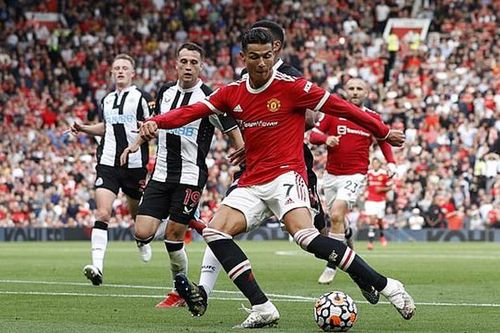 Ronaldo lập cú đúp ngày ra mắt, MU chiếm đỉnh Ngoại hạng Anh