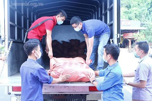 Tặng quà cán bộ đoàn, ĐVTN huyện Phù Yên tham gia công tác phòng chống dịch Covid-19