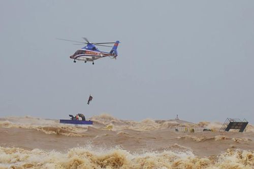 Quân đội huy động 15 máy bay, hàng trăm tàu lớn và xe đặc chủng ứng phó bão số 5