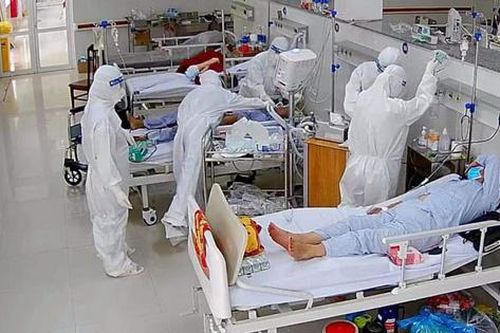 Cả hai vợ chồng cùng đi chống dịch, con gửi nhờ hàng xóm chăm nom