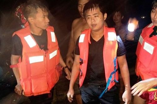Quảng Ngãi: Cứu sống 2 thanh niên bị nước lũ cuốn trôi