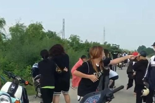 Xuất hiện clip hàng chục sinh lao vào 'hỗn chiến' như phim hành động