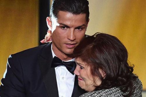 Mẹ Ronaldo khóc khi con trai ghi bàn