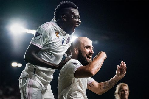 Higuain trừng phạt sai lầm của đối thủ