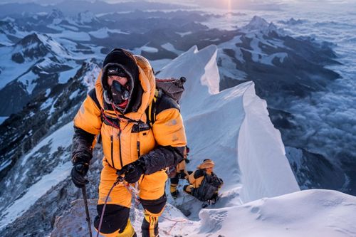 Nepal buộc du khách phải tiêm vaccine mới được chinh phục Everest