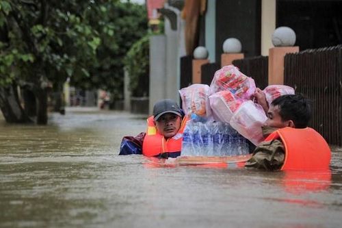 Truy tìm người mạo danh chủ tịch huyện xin gạo cứu trợ