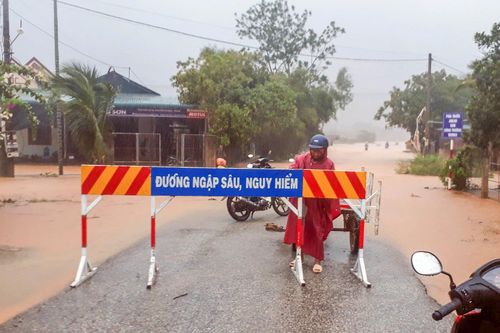Hai tàu cá gặp nạn, gần 30 ngôi nhà tốc mái do bão số 5