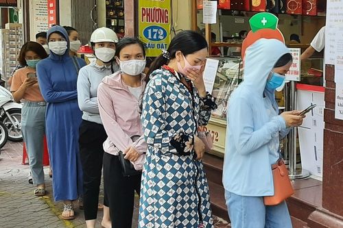 Người Hải Phòng xếp hàng mua bánh Trung thu truyền thống