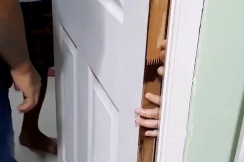 Bé gái 6 tuổi ở Thái Lan bị kẹt ngón tay vào khe cửa