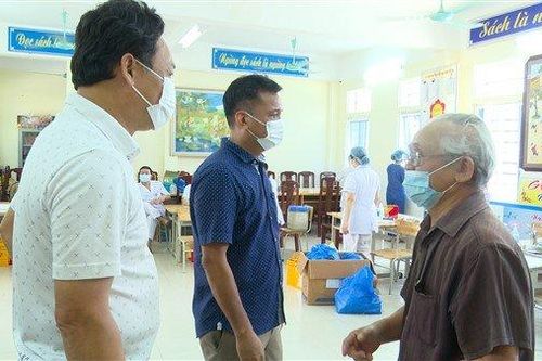 Huyện Gia Lâm gấp rút hoàn thành lấy mẫu và tiêm vaccine với tinh thần cao nhất