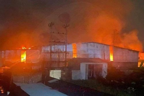 Hàng trăm cán bộ tham gia chữa cháy tại kho giấy ở Hải Phòng