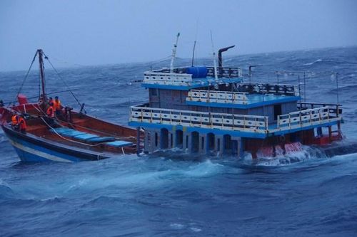 Cảnh sát biển vượt bão trong đêm liên tiếp cứu 2 tàu cá - 18 ngư dân gặp nạn